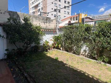 Cerca Colegio Condamine Vendo OPORTUNIDAD casa de dos departamentos para vivienda y oficinas