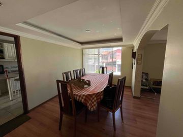 Cerca Colegio Condamine Vendo OPORTUNIDAD casa de dos departamentos para vivienda y oficinas