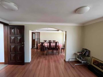 Cerca Colegio Condamine Vendo OPORTUNIDAD casa de dos departamentos para vivienda y oficinas