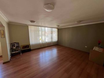 Cerca Colegio Condamine Vendo OPORTUNIDAD casa de dos departamentos para vivienda y oficinas