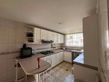 Cerca Colegio Condamine Vendo OPORTUNIDAD casa de dos departamentos para vivienda y oficinas