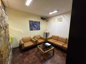 Cerca Colegio Condamine Vendo OPORTUNIDAD casa de dos departamentos para vivienda y oficinas