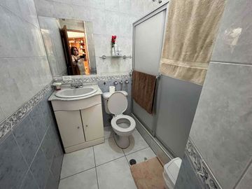 Cerca Colegio Condamine Vendo OPORTUNIDAD casa de dos departamentos para vivienda y oficinas