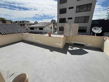 Cerca Colegio Condamine Vendo OPORTUNIDAD casa de dos departamentos para vivienda y oficinas