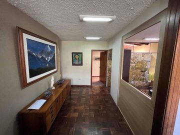 Cerca Colegio Condamine Vendo OPORTUNIDAD casa de dos departamentos para vivienda y oficinas