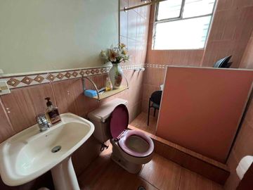 Cerca Colegio Condamine Vendo OPORTUNIDAD casa de dos departamentos para vivienda y oficinas