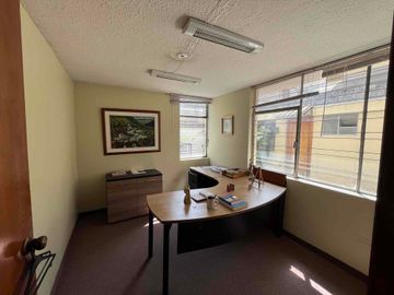 Cerca Colegio Condamine Vendo OPORTUNIDAD casa de dos departamentos para vivienda y oficinas