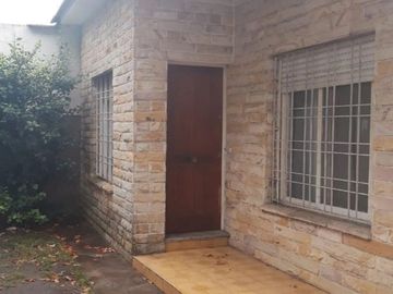 CASA AL FRENTE Y AL FONDO - 2 PROPIEDADES EN UN MISMO LOTE