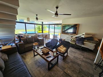 CASA EN VENTA CON GRAN JARDIN