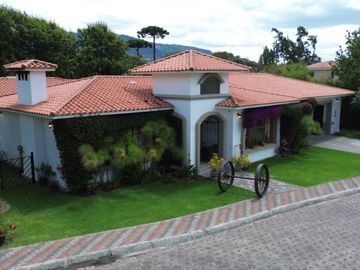 preciosa casa de venta en La Primavera, San Patricio - Cumbayá