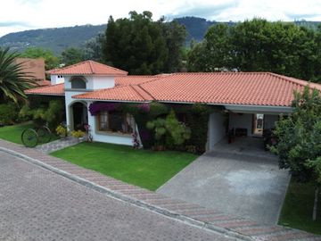 preciosa casa de venta en La Primavera, San Patricio - Cumbayá