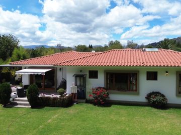 preciosa casa de venta en La Primavera, San Patricio - Cumbayá