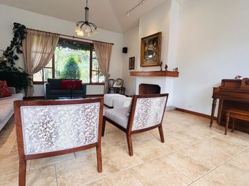 preciosa casa de venta en La Primavera, San Patricio - Cumbayá