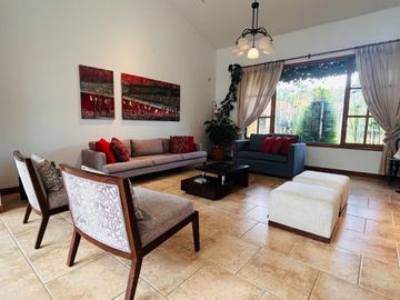 preciosa casa de venta en La Primavera, San Patricio - Cumbayá