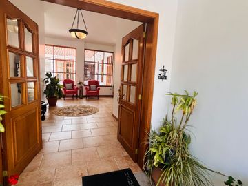 preciosa casa de venta en La Primavera, San Patricio - Cumbayá