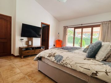 preciosa casa de venta en La Primavera, San Patricio - Cumbayá
