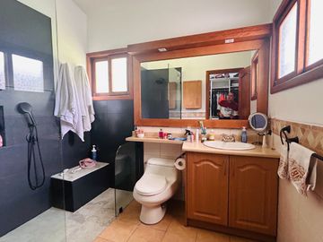preciosa casa de venta en La Primavera, San Patricio - Cumbayá