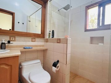 preciosa casa de venta en La Primavera, San Patricio - Cumbayá