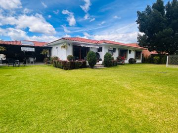 preciosa casa de venta en La Primavera, San Patricio - Cumbayá