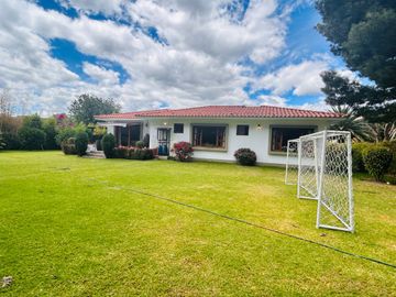 preciosa casa de venta en La Primavera, San Patricio - Cumbayá