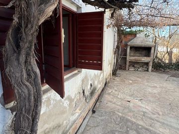 Casa estilo californiano con departamento anexo en Villa Conti