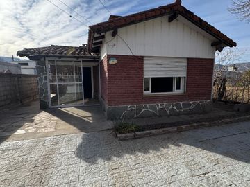 Casa estilo californiano con departamento anexo en Villa Conti