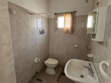 Casa estilo californiano con departamento anexo en Villa Conti