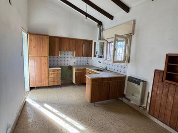 Casa estilo californiano con departamento anexo en Villa Conti