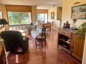 Leon Propiedades vende parcela con casa con hermosa vista al valle, en sector Miraflores, Curacaví.