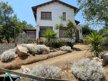 Leon Propiedades vende parcela con casa con hermosa vista al valle, en sector Miraflores, Curacaví.