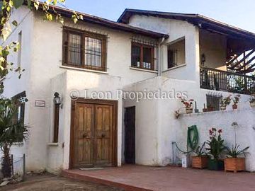 Leon Propiedades vende parcela con casa con hermosa vista al valle, en sector Miraflores, Curacaví.