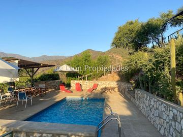Leon Propiedades vende parcela con casa con hermosa vista al valle, en sector Miraflores, Curacaví.