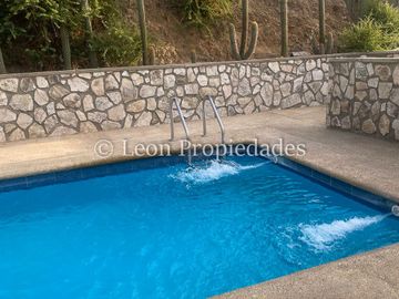 Leon Propiedades vende parcela con casa con hermosa vista al valle, en sector Miraflores, Curacaví.