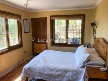 Leon Propiedades vende parcela con casa con hermosa vista al valle, en sector Miraflores, Curacaví.