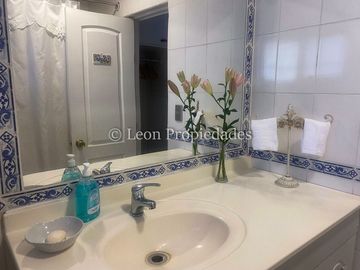 Leon Propiedades vende parcela con casa con hermosa vista al valle, en sector Miraflores, Curacaví.