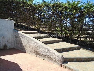 Leon Propiedades vende parcela con casa con hermosa vista al valle, en sector Miraflores, Curacaví.