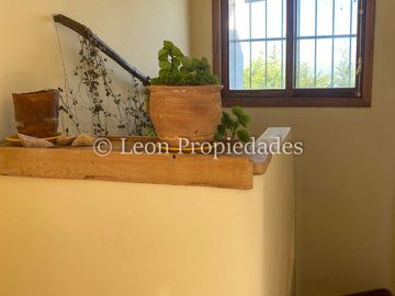 Leon Propiedades vende parcela con casa con hermosa vista al valle, en sector Miraflores, Curacaví.
