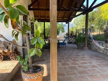 Leon Propiedades vende parcela con casa con hermosa vista al valle, en sector Miraflores, Curacaví.