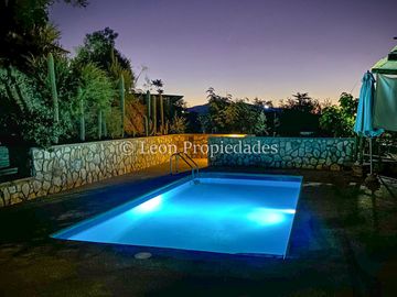 Leon Propiedades vende parcela con casa con hermosa vista al valle, en sector Miraflores, Curacaví.