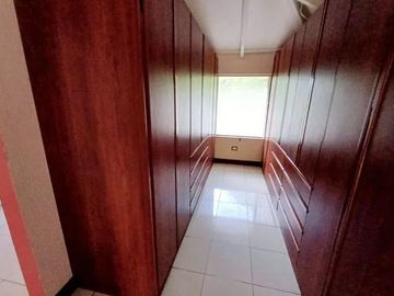 Casa en venta, sector Cumbaya reservorio