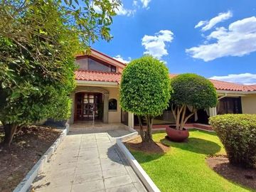 Casa en venta, sector Cumbaya reservorio