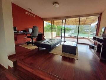 Casa en venta, sector Cumbaya reservorio