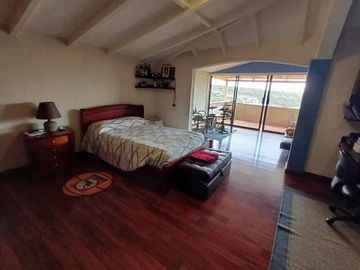 Casa en venta, sector Cumbaya reservorio
