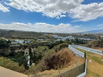 Casa en venta, sector Cumbaya reservorio