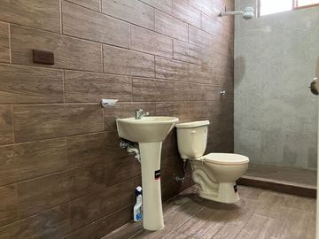 Departamento céntrico en alquiler en Machala – incluye aire acondicionado y agua, ideal para profesionales o parejas (GARAJE OPCIONAL)