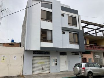 Departamento céntrico en alquiler en Machala – incluye aire acondicionado y agua, ideal para profesionales o parejas (GARAJE OPCIONAL)