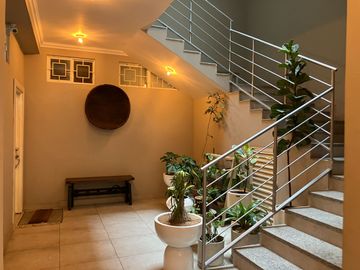 Departamento céntrico en alquiler en Machala – incluye aire acondicionado y agua, ideal para profesionales o parejas (GARAJE OPCIONAL)