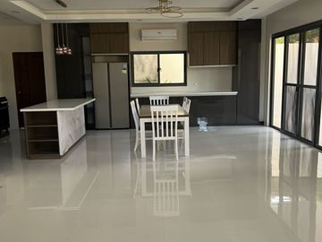3-STOREY 4 BEDROOM HOUSE IN CHATEAUX DE PARIS SUBDIVISION