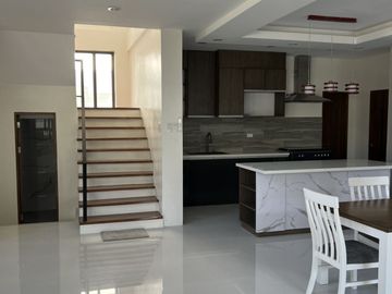 3-STOREY 4 BEDROOM HOUSE IN CHATEAUX DE PARIS SUBDIVISION