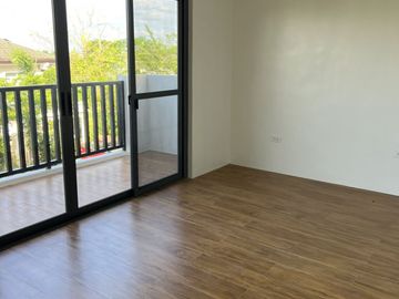 3-STOREY 4 BEDROOM HOUSE IN CHATEAUX DE PARIS SUBDIVISION